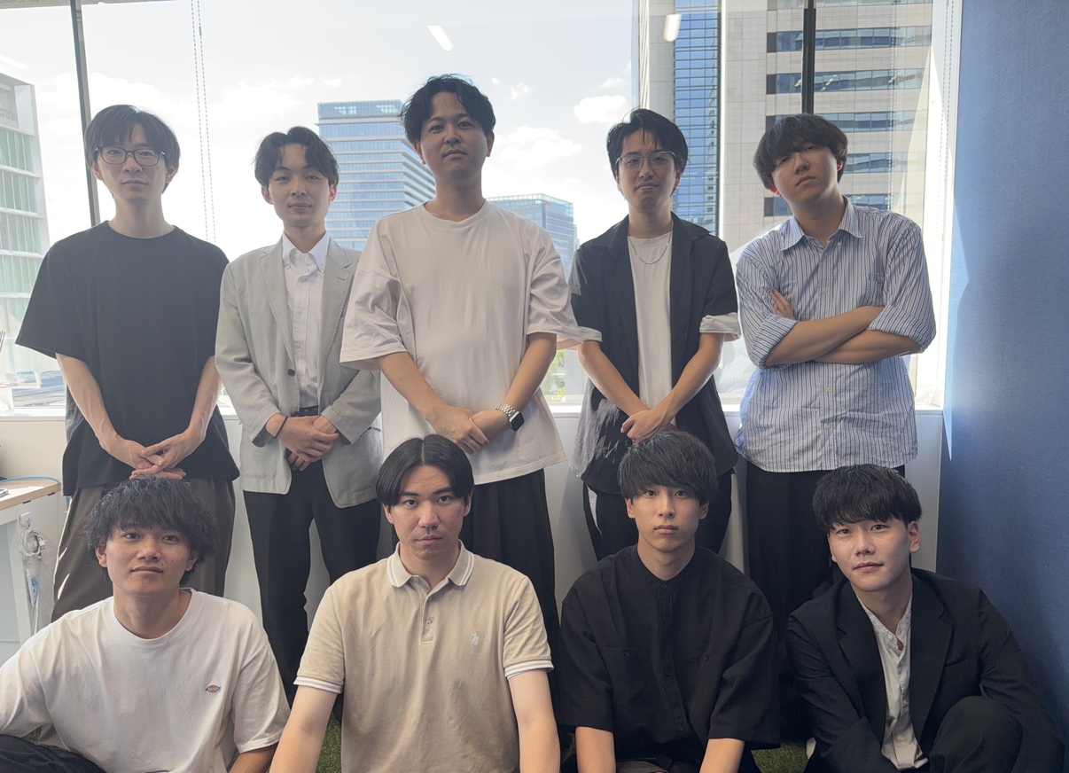 FANTASMメンバー9人の集合写真