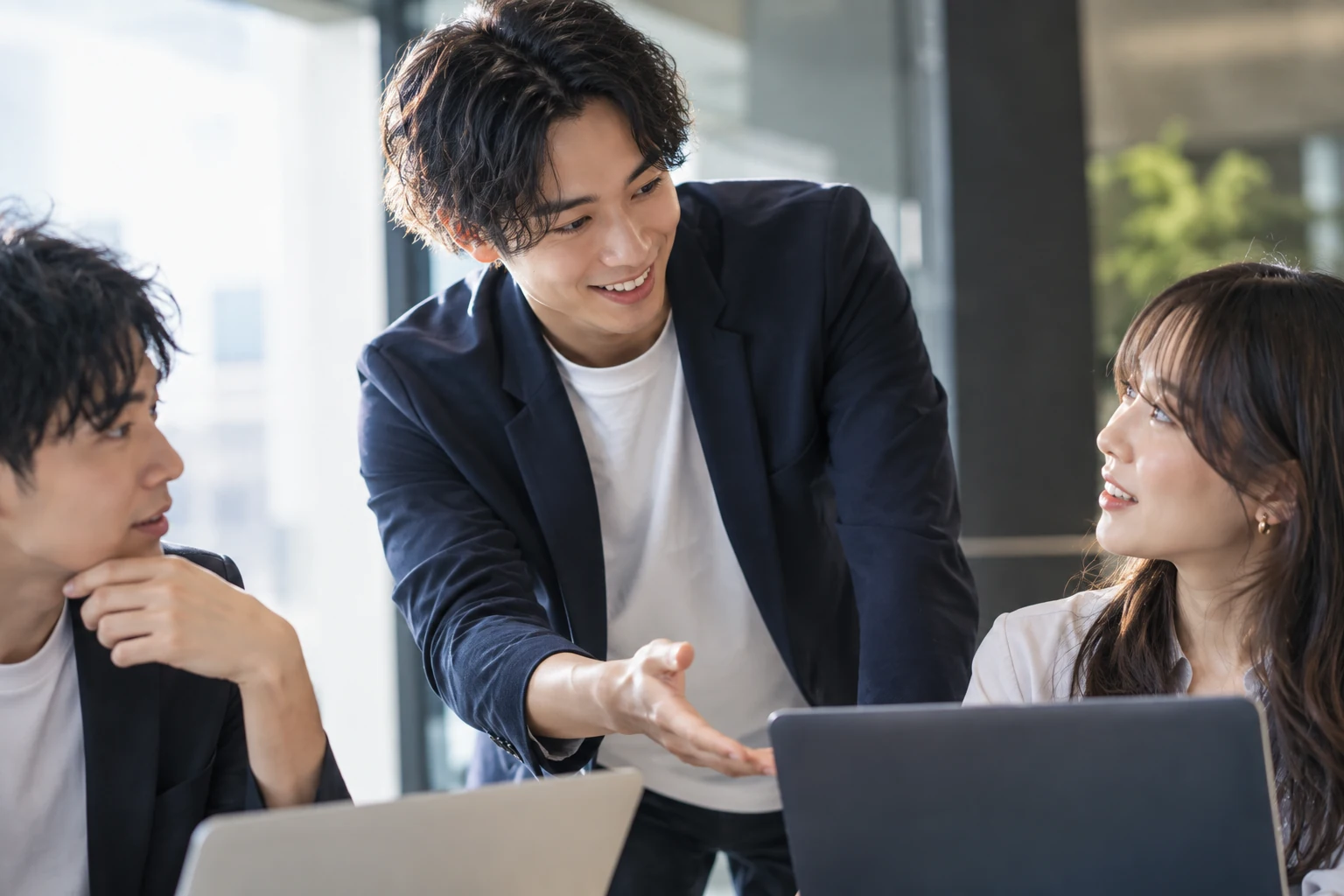 パソコンを囲んで学び合うマーケター育成のイメージ