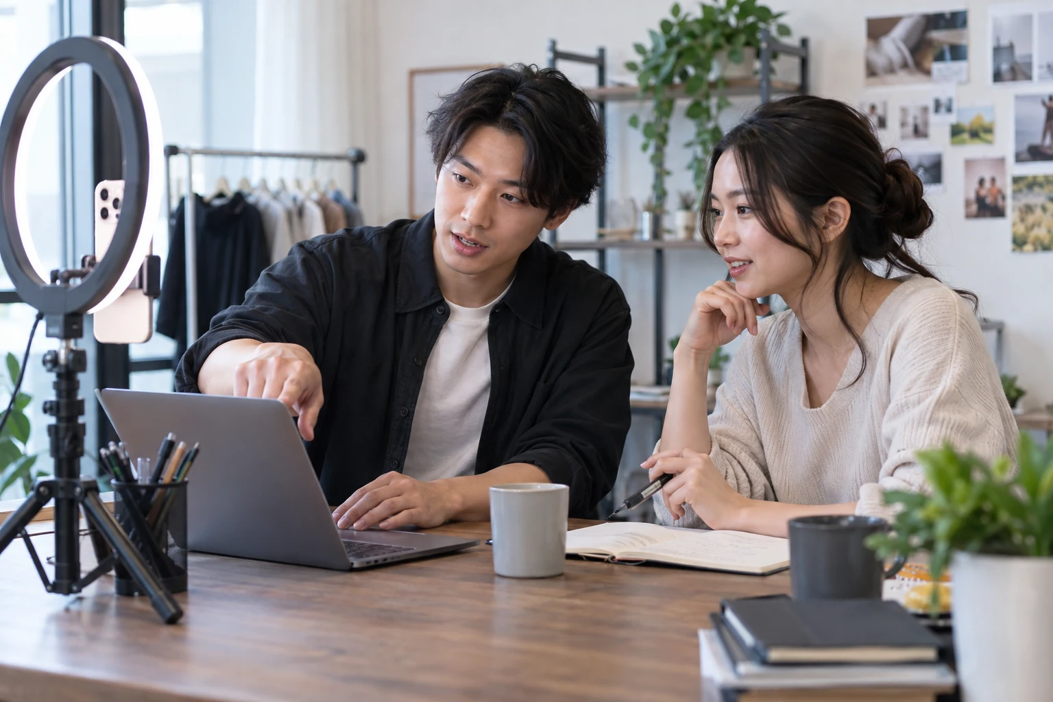 撮影機材とパソコンを使い発信について相談するクリエイター育成のイメージ