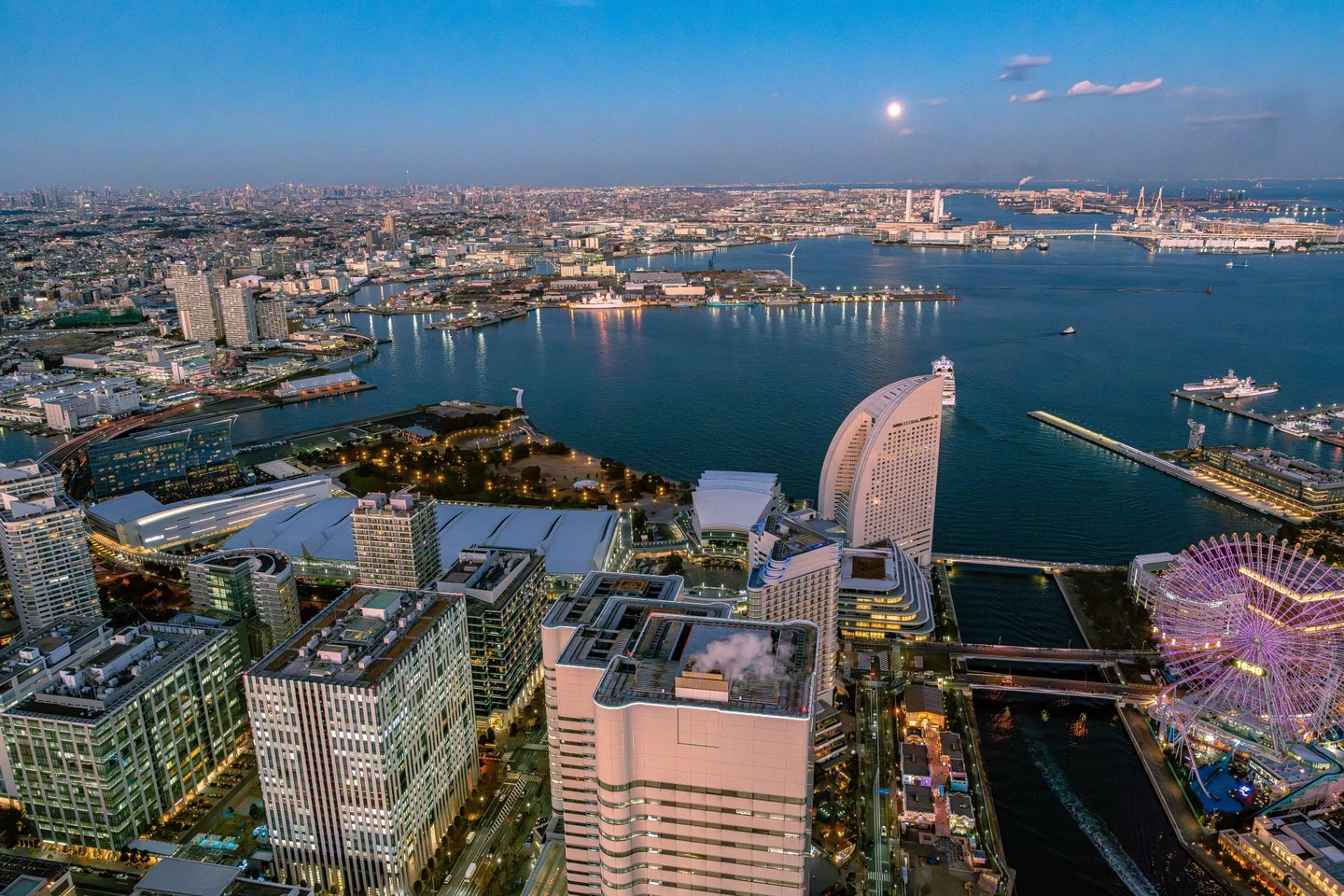 夕暮れの横浜の港