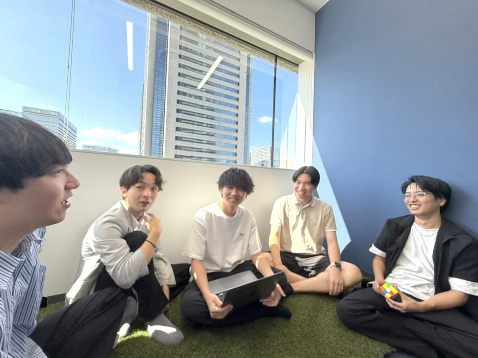 FANTASMメンバーがオフィスで語り合う様子