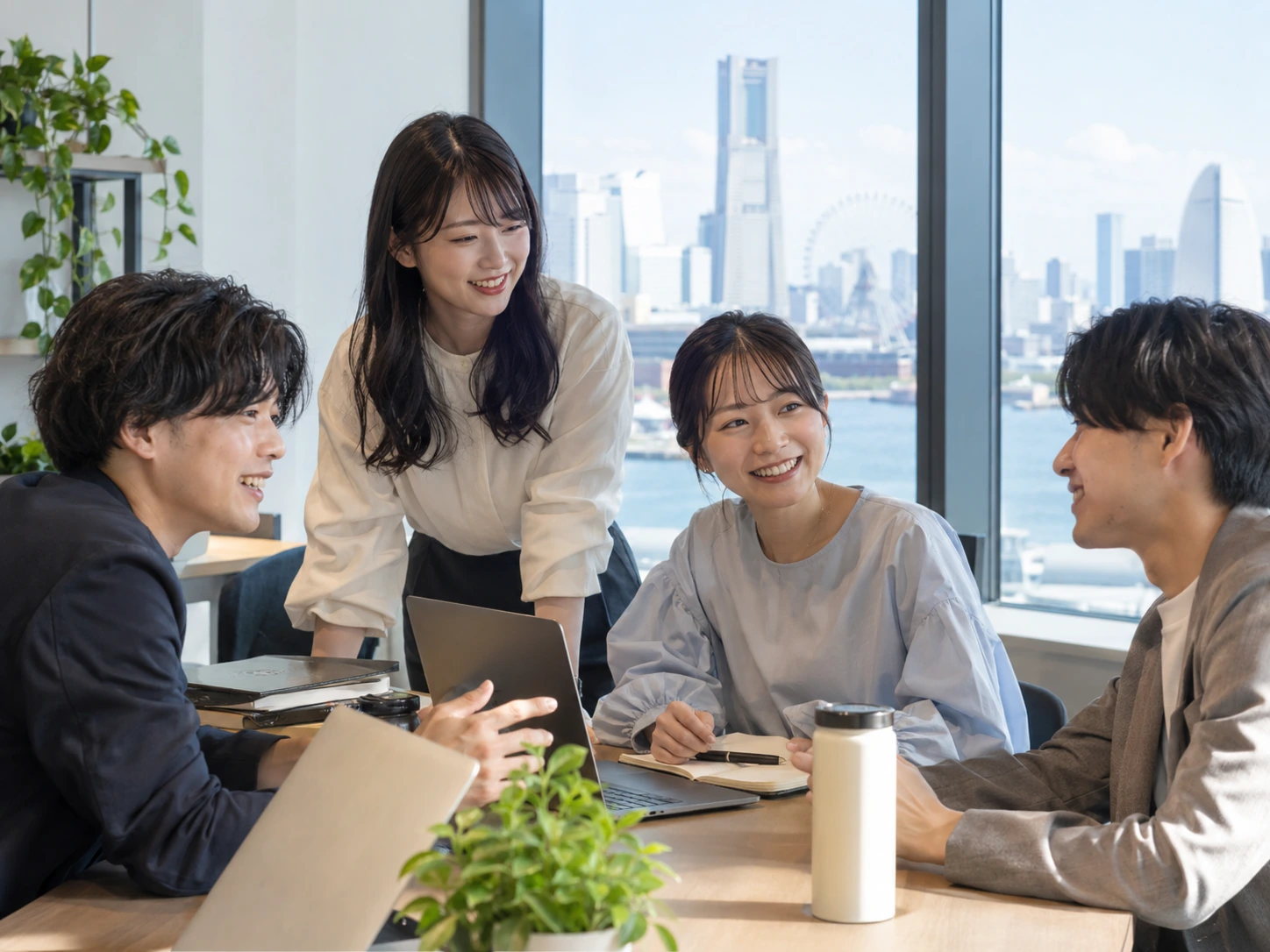 4人のメンバーが話し合う様子