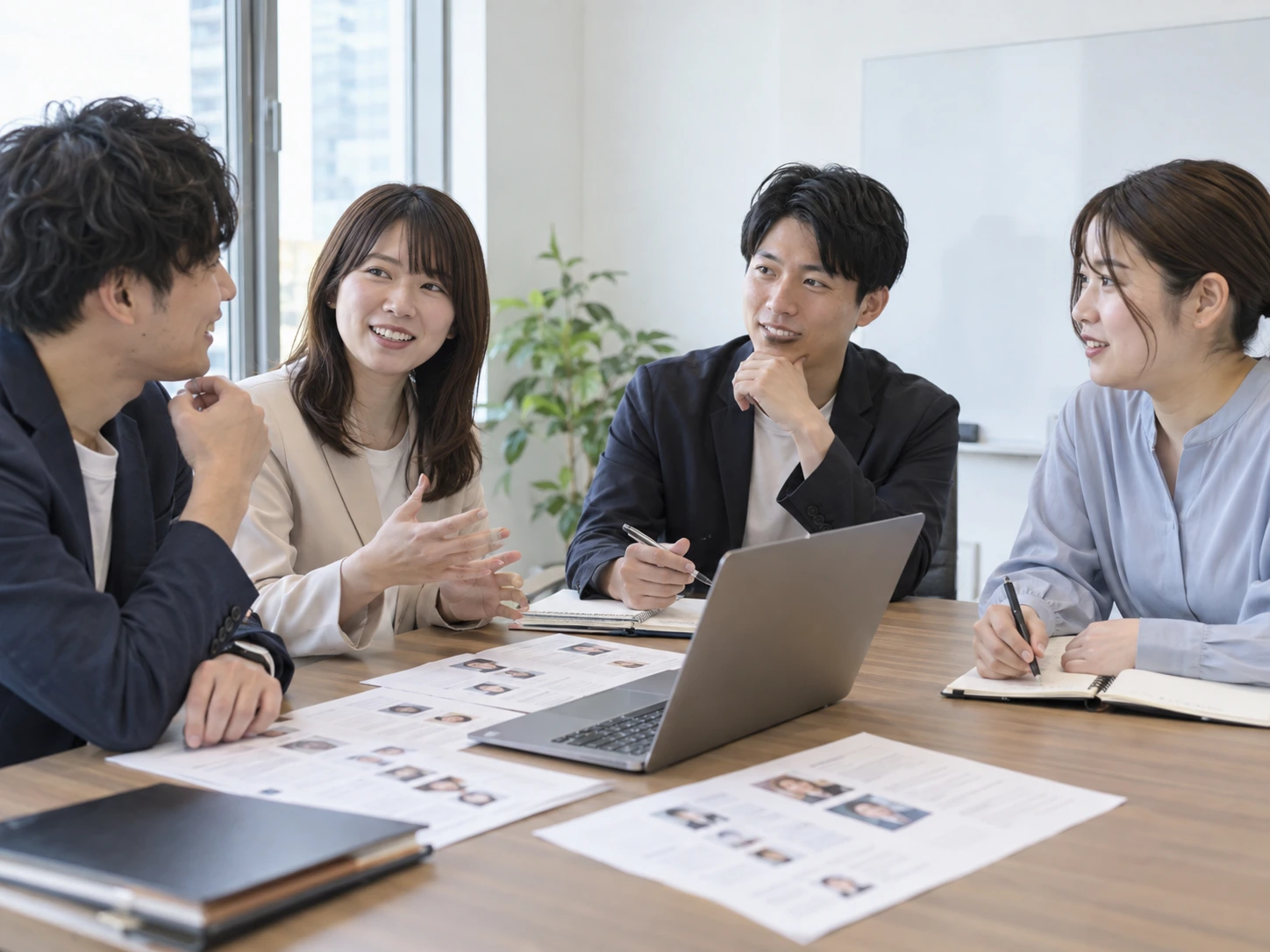 4人で採用について話し合う様子